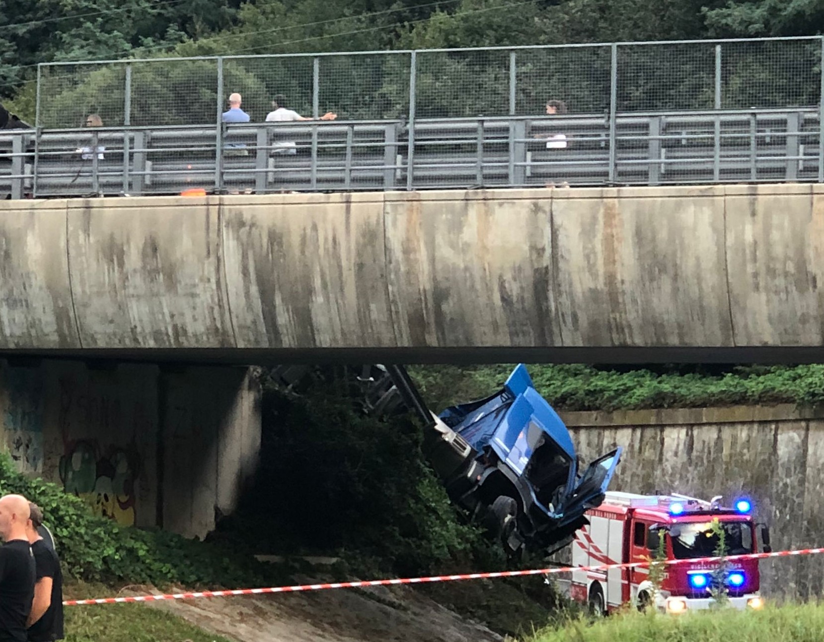 Schianto Sulla Statale 42 A Braone, Un Camion Finisce Nella Scarpata ...