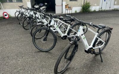 Il Comune di Darfo mette in sella i dipendenti: otto bici elettriche per andare al lavoro