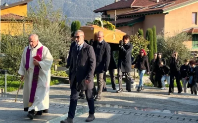 “La strada è l’amore, dire di no a ciò che ci ruba la vita”: folla ai funerali di Sara Centelleghe