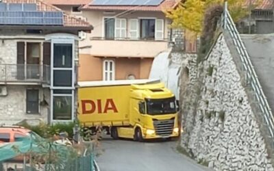 Incastrato al tornante, manovre per sbloccare un tir a Bienno